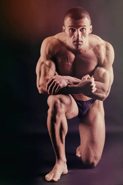 Muscular Homem Musculação Formação Ginásio Posando Músculo — Fotografia de Stock