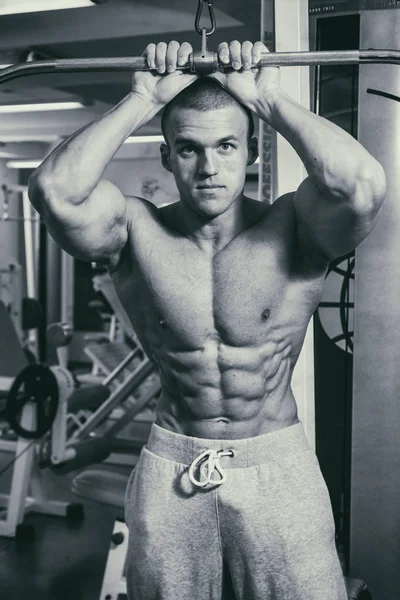 Muscular Hombre Culturista Entrenamiento Gimnasio Posando Músculo — Foto de Stock