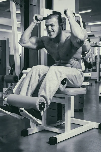 Muskulös Man Bodybuilder Träning Gym Och Poserar Muskel — Stockfoto