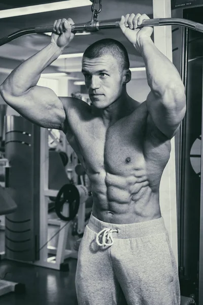 Muscular Hombre Culturista Entrenamiento Gimnasio Posando Músculo —  Fotos de Stock