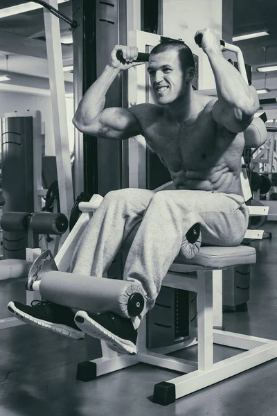 Gespierde Man Bodybuilder Training Sportschool Poseren Spier — Stockfoto