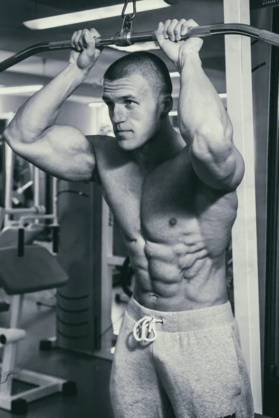 Musclé Homme Bodybuilder Formation Dans Salle Gym Poser Muscle — Photo