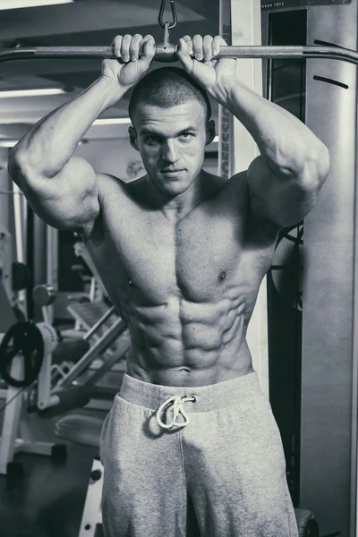 Muscular Hombre Culturista Entrenamiento Gimnasio Posando Músculo —  Fotos de Stock