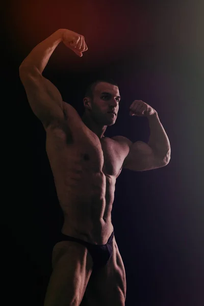 Muscular Hombre Culturista Entrenamiento Gimnasio Posando Músculo — Foto de Stock