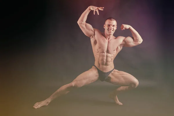 Muskulös Man Bodybuilder Träning Gym Och Poserar Muskel — Stockfoto