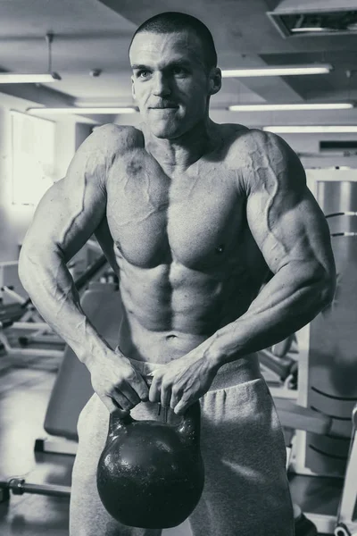 Muscular Hombre Culturista Entrenamiento Gimnasio Posando Músculo —  Fotos de Stock