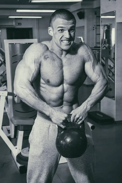 Muskulöser Mann Bodybuilder Training Fitnessstudio Und Posiert Muskeln — Stockfoto