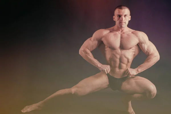 Muscular Homem Musculação Formação Ginásio Posando Músculo — Fotografia de Stock