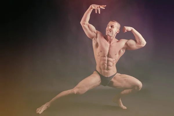 Muscular Hombre Culturista Entrenamiento Gimnasio Posando Músculo —  Fotos de Stock