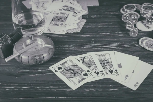 Whiskey Kartu Latar Belakang Rokok Pada Subjek Poker — Stok Foto