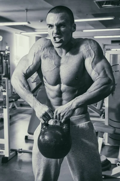 Muscular Hombre Culturista Entrenamiento Gimnasio Posando Músculo — Foto de Stock