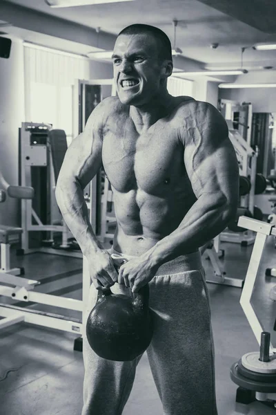 筋肉男ボディービルダー ジムでトレーニングと筋肉をポーズ — ストック写真