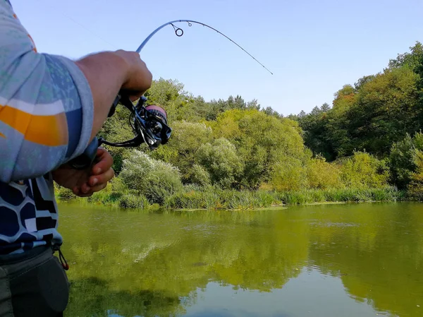 Giovanotto Che Pesca Bokeh Sfondo Sfocato — Foto Stock