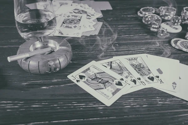 Ουίσκι Κάρτες Τσιγάρο Υπόβαθρο Σχετικά Θέμα Του Πόκερ — Φωτογραφία Αρχείου