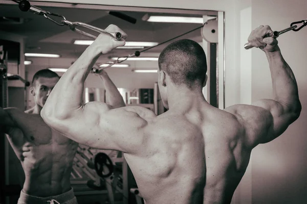 Muscular Hombre Culturista Entrenamiento Gimnasio Posando Músculo —  Fotos de Stock