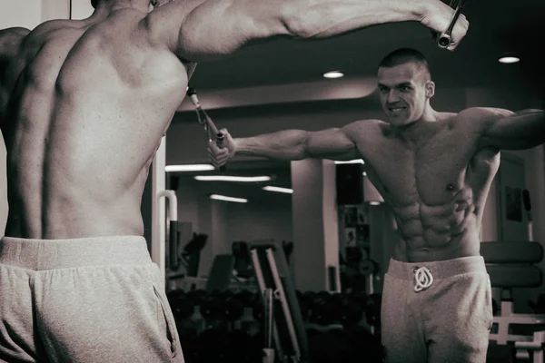 筋肉男ボディービルダー ジムでトレーニングと筋肉をポーズ — ストック写真