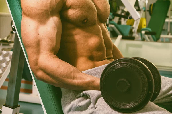 Muscular Man Bodybuilder Training Gym Posing Muscle — Stock Photo, Image