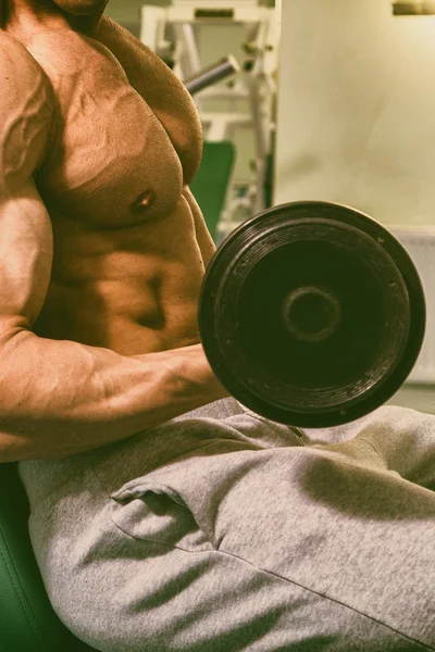 Muskulös Man Bodybuilder Träning Gym Och Poserar Muskel — Stockfoto