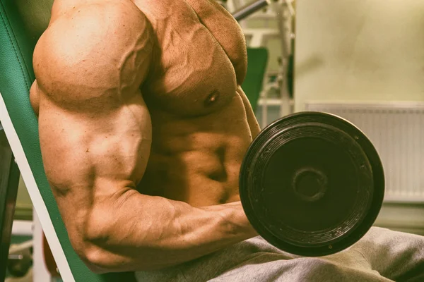 Musclé Homme Bodybuilder Formation Dans Salle Gym Poser Muscle — Photo