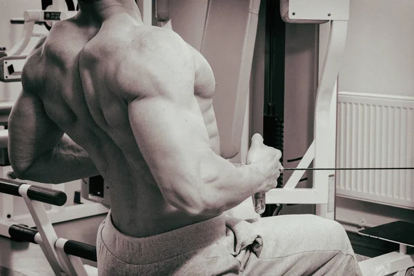 Muscular Hombre Culturista Entrenamiento Gimnasio Posando Músculo —  Fotos de Stock