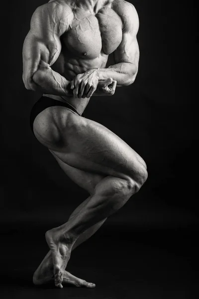 Μυώδης Άνδρας Bodybuilder Προπόνηση Στο Γυμναστήριο Και Ποζάρουν Μυών — Φωτογραφία Αρχείου