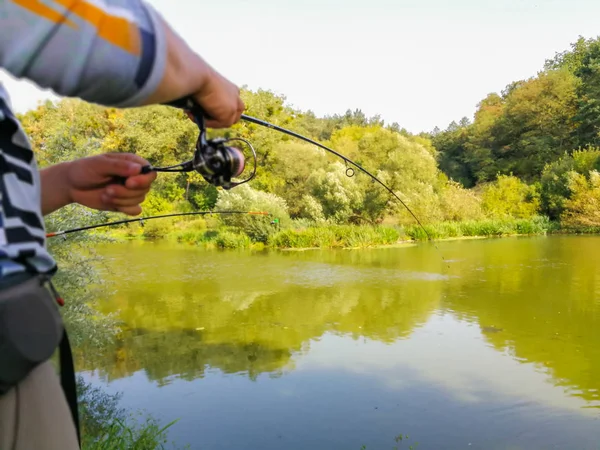 Fiatalember Halászati Bokeh Elmosódott Háttér — Stock Fotó