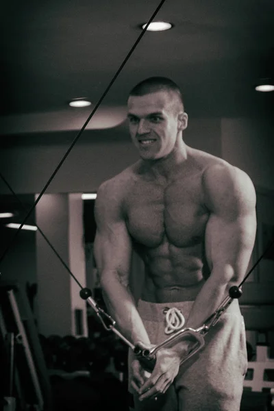 Muscular Hombre Culturista Entrenamiento Gimnasio Posando Músculo —  Fotos de Stock