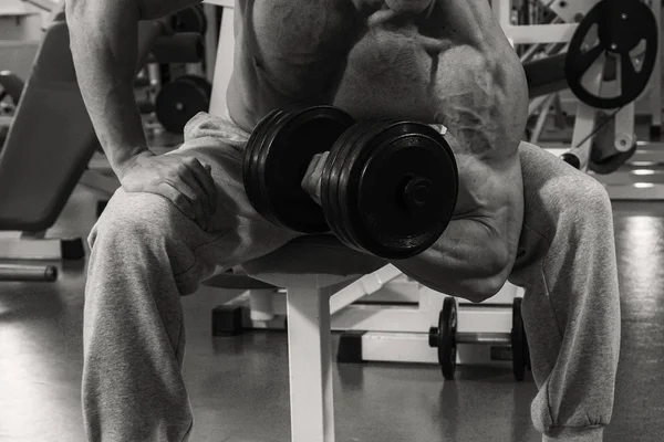 Мускулистый Человек Бодибилдер Тренировки Тренажерном Зале Позирования Мышц — стоковое фото