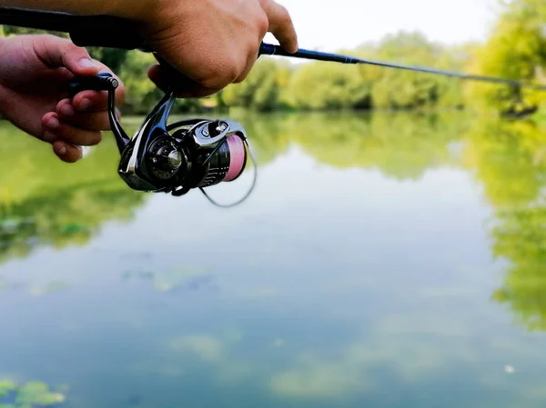 Giovanotto Che Pesca Bokeh Sfondo Sfocato — Foto Stock