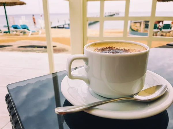 Kopp Kaffe Bordet Stranden — Stockfoto