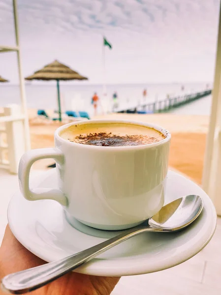 Kopp Kaffe Bordet Stranden — Stockfoto