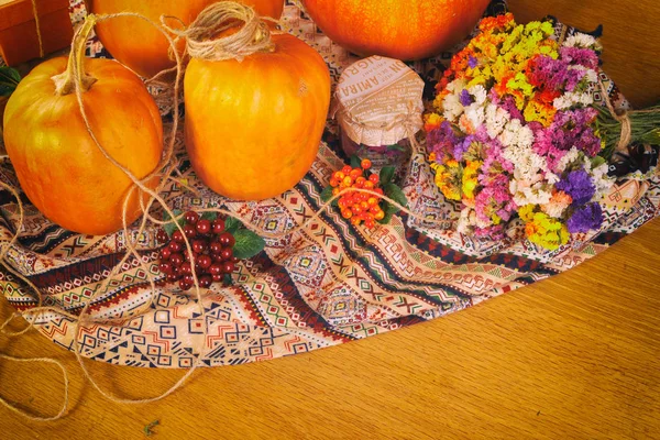Podzimní Pozadí Dýní Květiny Dřevěný Stůl Den Díkůvzdání Koncept — Stock fotografie
