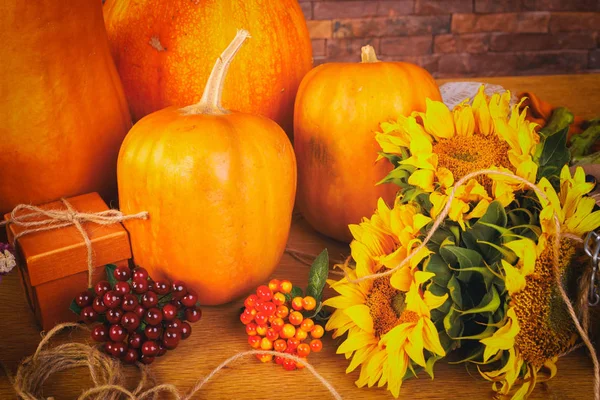 秋天背景用南瓜和花在木桌上 感恩节概念 — 图库照片
