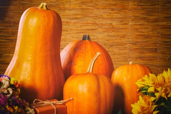 Fondo Otoñal Con Calabazas Flores Sobre Mesa Madera Concepto Del — Foto de Stock