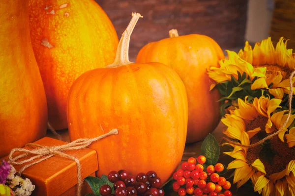Hösten Bakgrund Med Pumpor Och Blommor Träbord Thanksgiving Day Koncept — Stockfoto