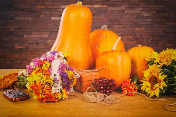 Sfondo Autunnale Con Zucche Fiori Sul Tavolo Legno Giorno Del — Foto Stock