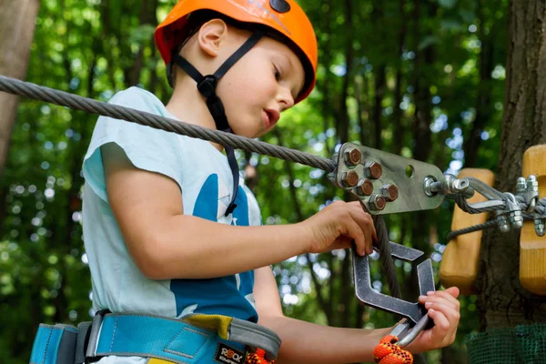 Çocuk bir kolye park tırmanıyor