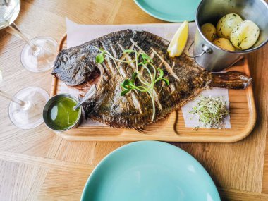 Masa yemeği arka planında fırında dil balığı.