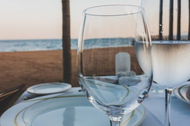 Denizde güzel bir restoranda akşam yemeği