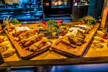 Restoranda açık büfe yemekler