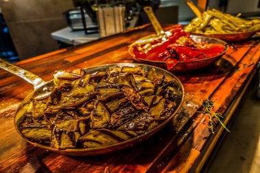 Restoranda açık büfe yemekler