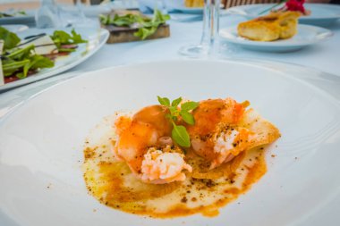 Beyaz bir tabak karides pişmiş