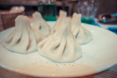 Lezzetli sulu khinkali masada.