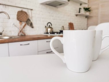 Mutfak eşyaları beyaz mutfakta.