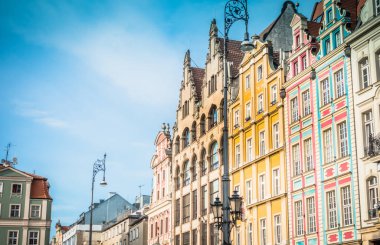 Eski renkli evleri olan Wroclaw merkez pazar meydanı