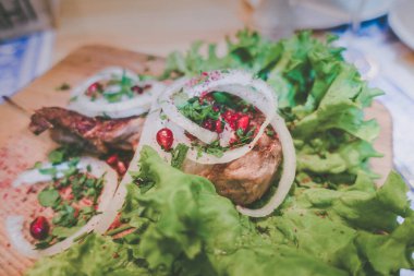 Tahtada dana kaçık. ızgara