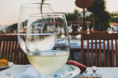 Denizde güzel bir restoranda akşam yemeği