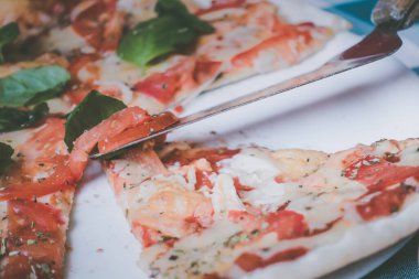 Bir tabakta Pizza margarita