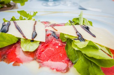 Beyaz bir plaka üzerinde dana Carpaccio