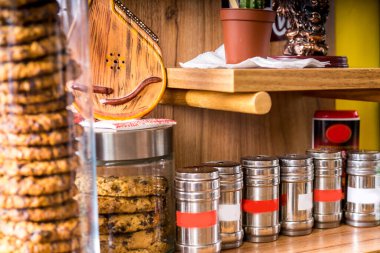 Barista kafenin arka planında kahve yapıyor.